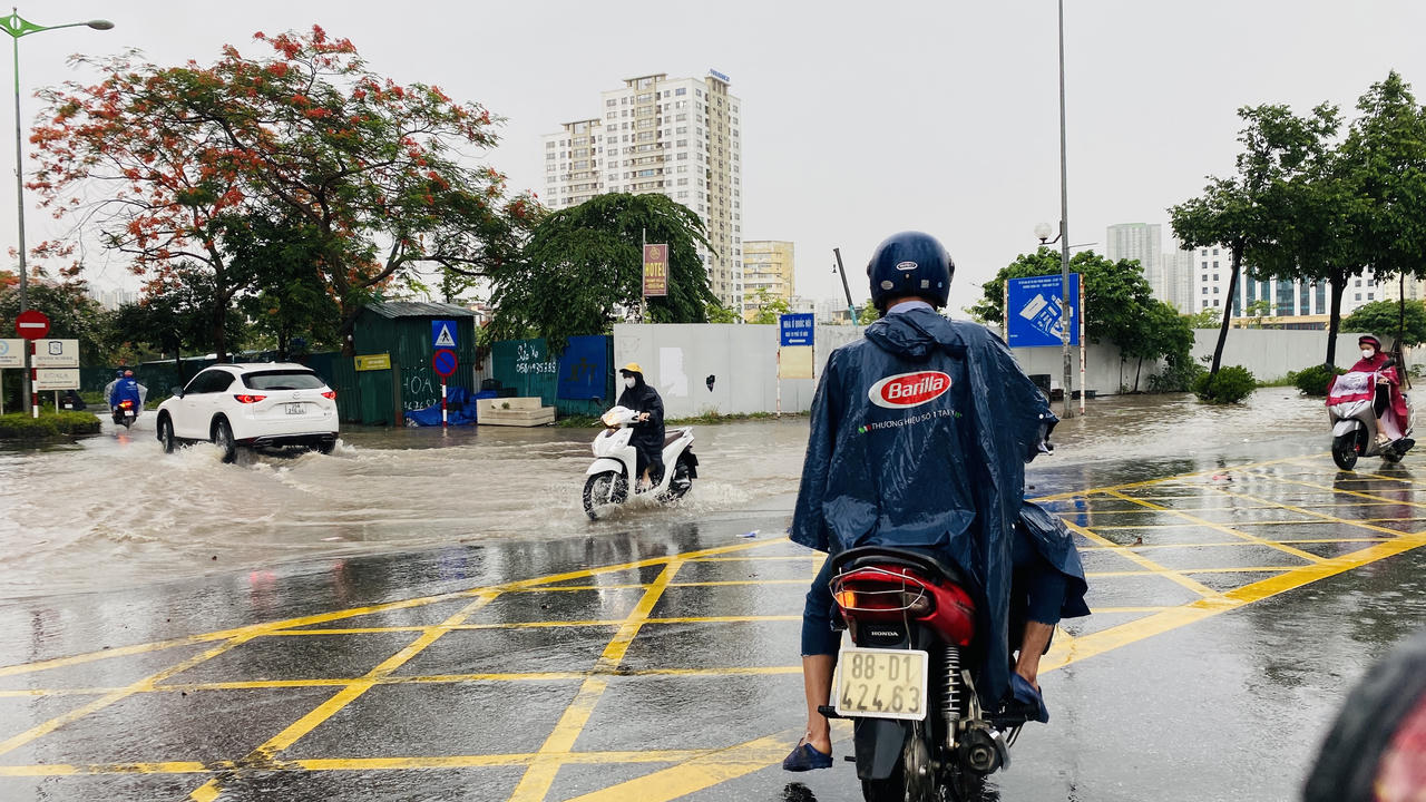 Mưa lớn nhiều giờ, nhiều đường phố Hà Nội ngập sâu, sóng dềnh như sông