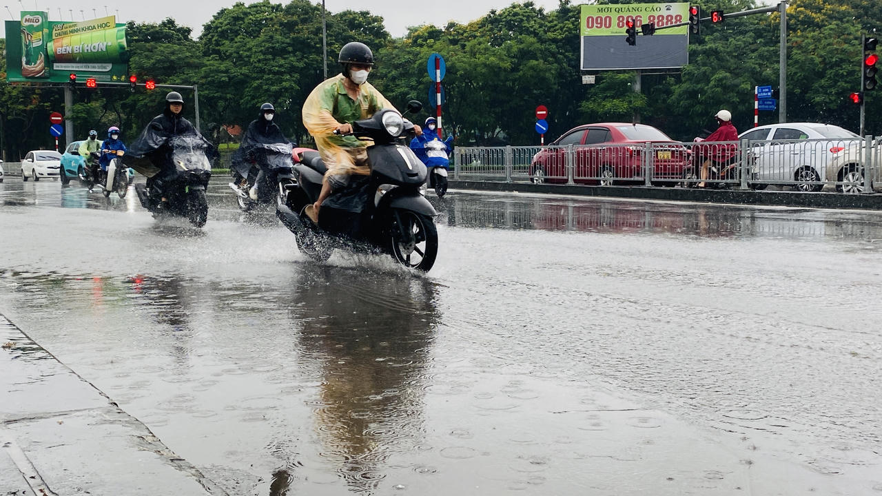 Nhiều bất tiện do mưa kéo dài ở Hà Nội 