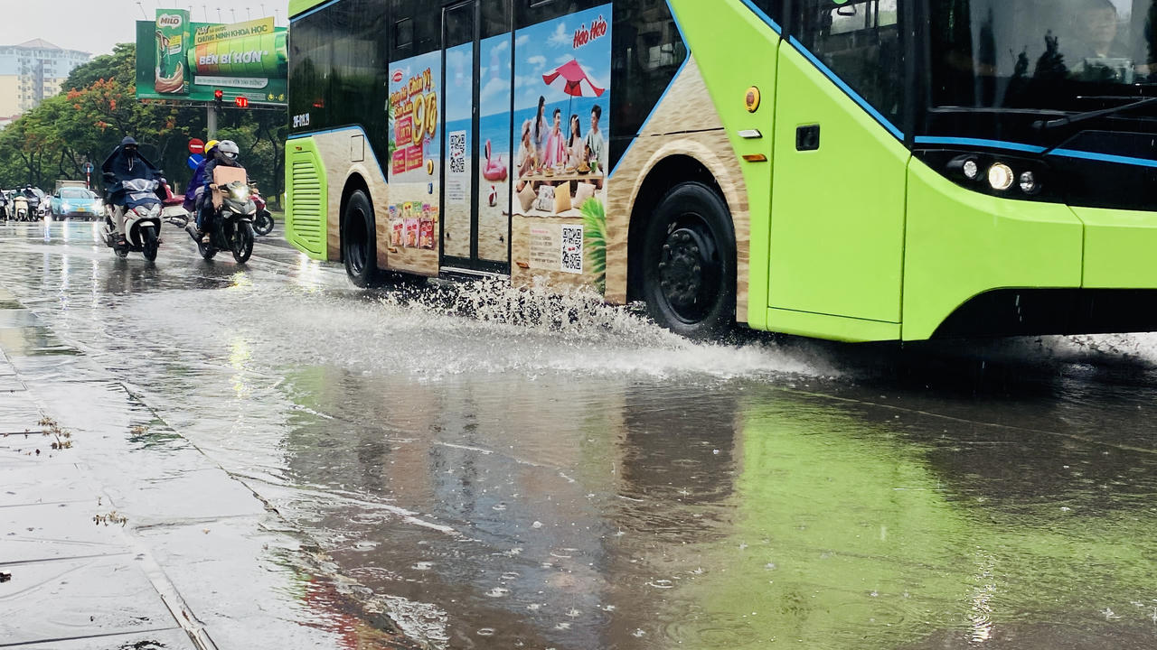Nhiều bất tiện do mưa kéo dài ở Hà Nội 