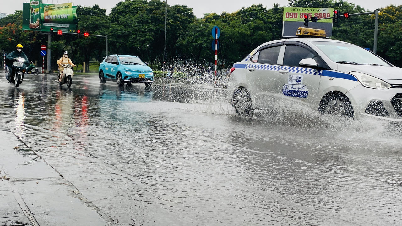 Nhiều bất tiện do mưa kéo dài ở Hà Nội 