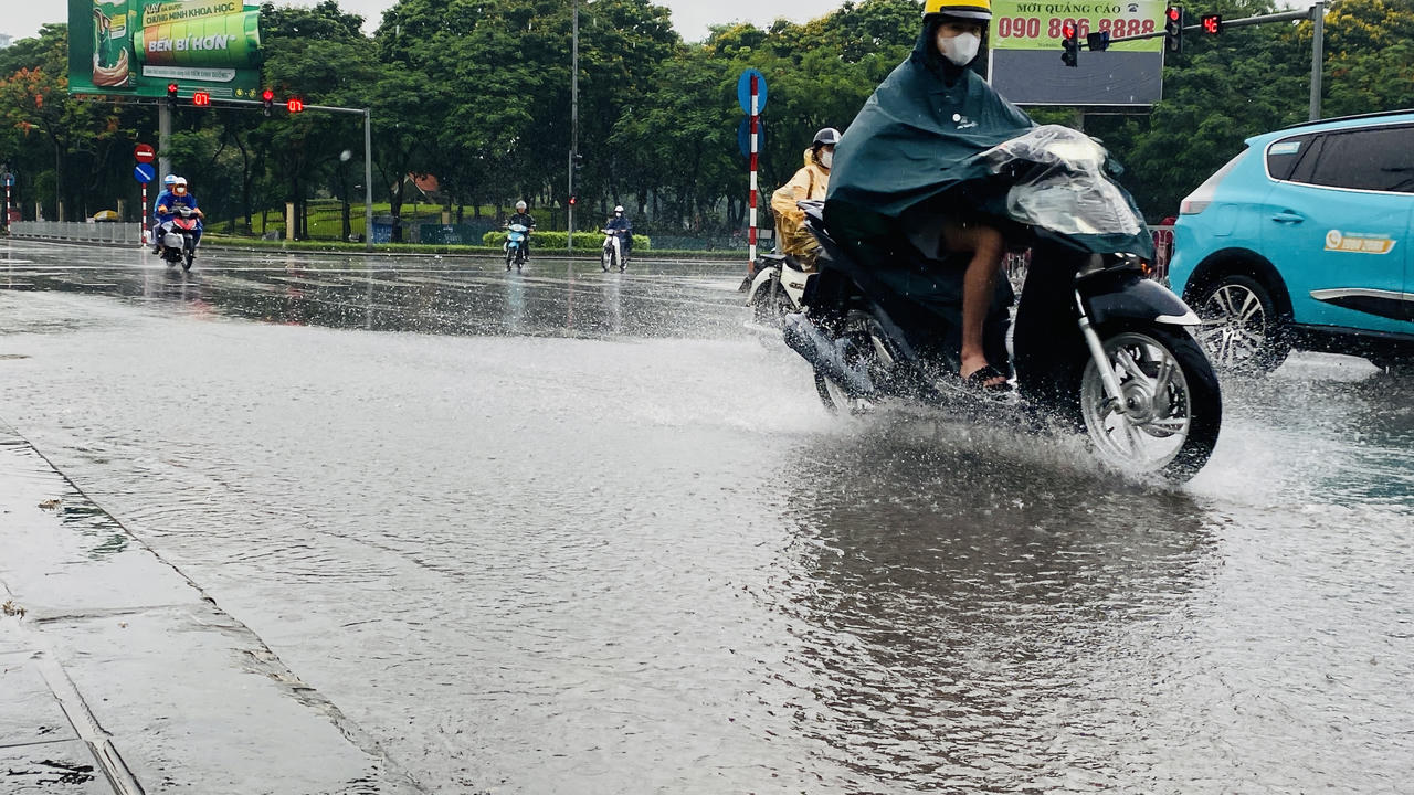Nhiều bất tiện do mưa kéo dài ở Hà Nội 