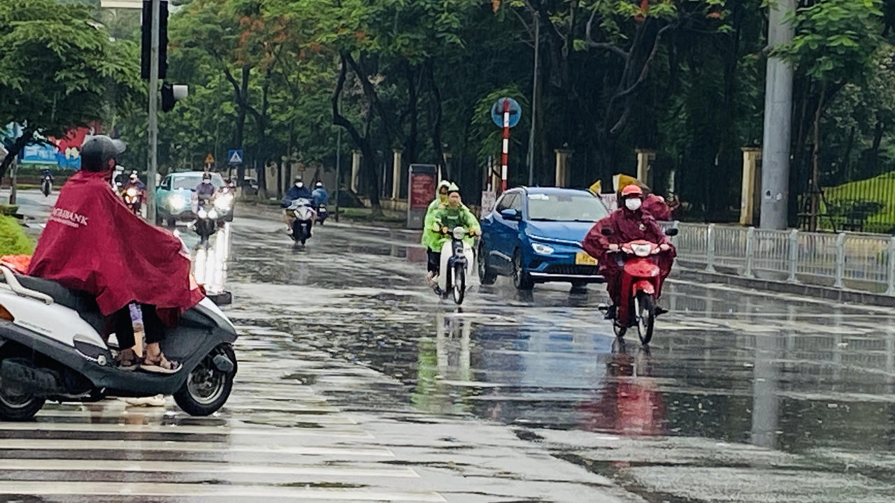 Nhiều bất tiện do mưa kéo dài ở Hà Nội 