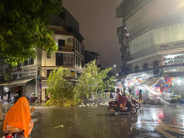 Nhiều bất tiện do mưa kéo dài ở Hà Nội 