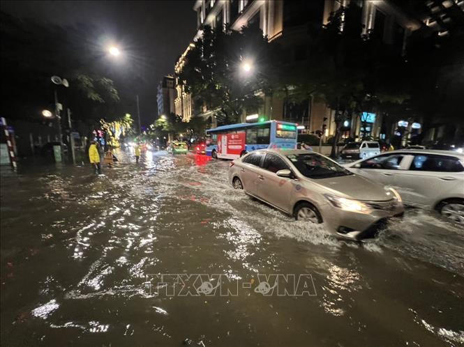 Nhiều bất tiện do mưa kéo dài ở Hà Nội 