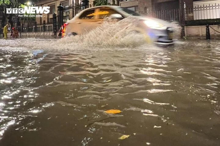 Nhiều bất tiện do mưa kéo dài ở Hà Nội 