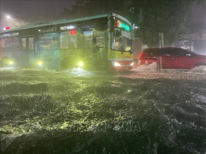 Nhiều bất tiện do mưa kéo dài ở Hà Nội 