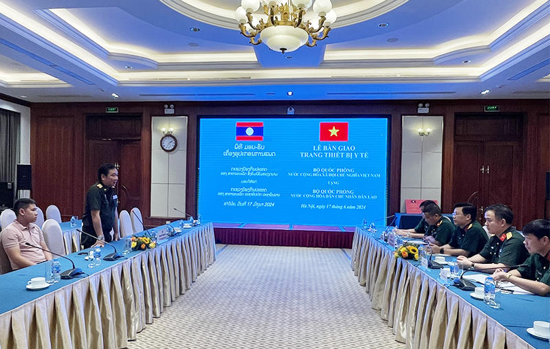 Bộ Quốc phòng Việt Nam trao trang thiết bị y tế tặng Bộ Quốc phòng Lào