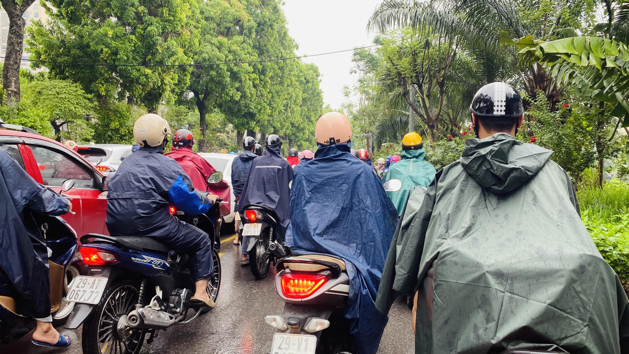 Người dân Thủ đô chật vật di chuyển trong cơn mưa kéo dài