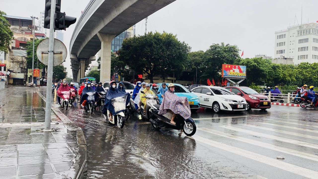 Người dân Thủ đô chật vật di chuyển trong cơn mưa kéo dài