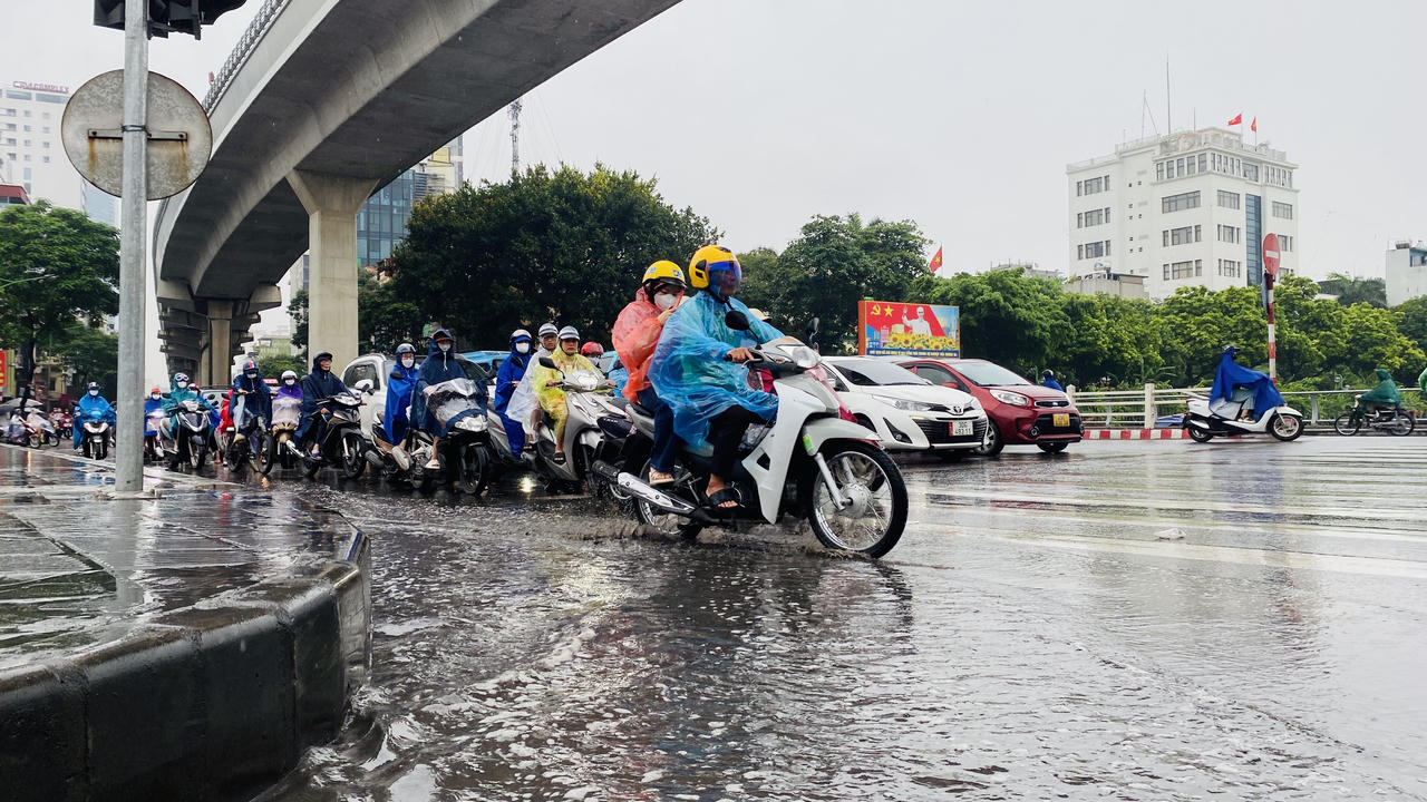 Người dân Thủ đô chật vật di chuyển trong cơn mưa kéo dài
