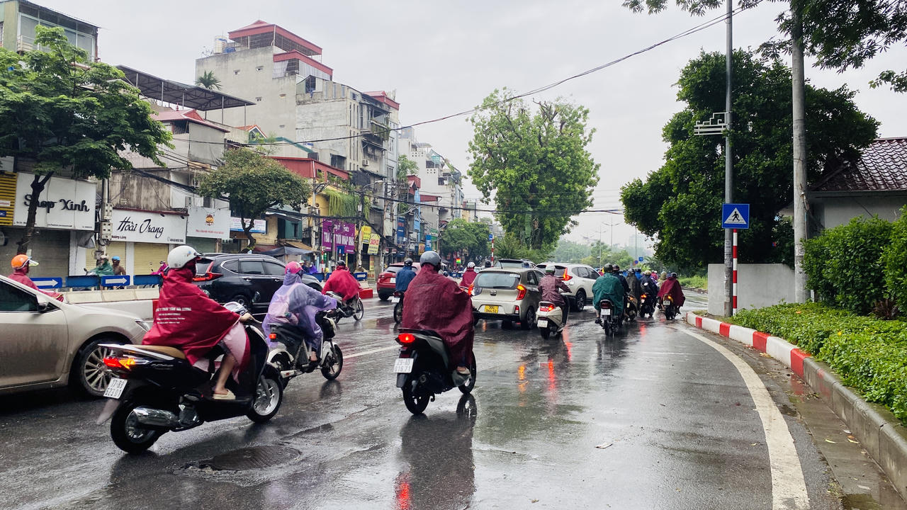 Người dân Thủ đô chật vật di chuyển trong cơn mưa kéo dài