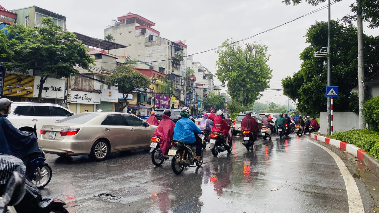 Người dân Thủ đô chật vật di chuyển trong cơn mưa kéo dài