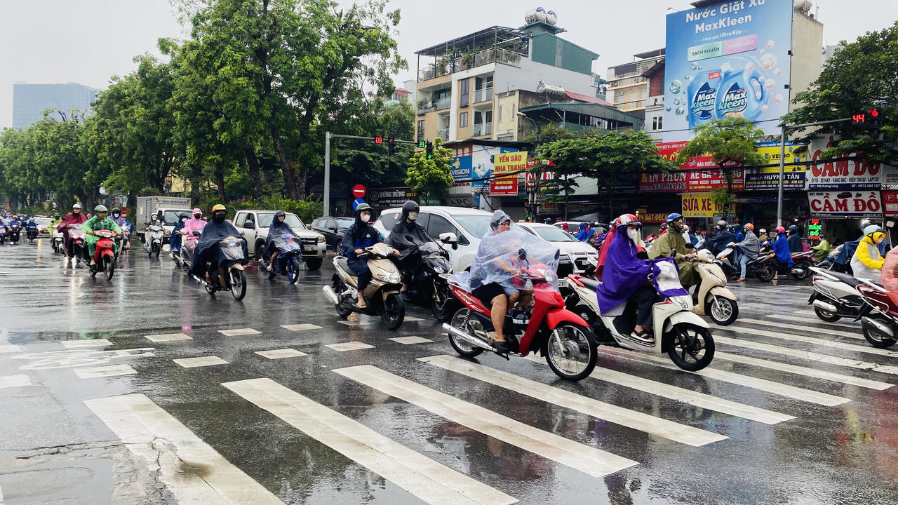 Người dân Thủ đô chật vật di chuyển trong cơn mưa kéo dài