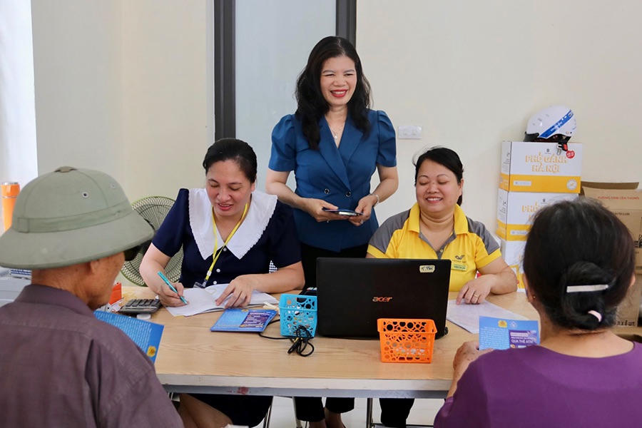 Nhiều địa phương chi trả lương hưu, trợ cấp BHXH theo mức hưởng mới qua thẻ ATM