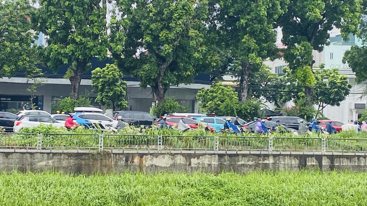 Người dân Thủ đô chật vật di chuyển trong cơn mưa kéo dài