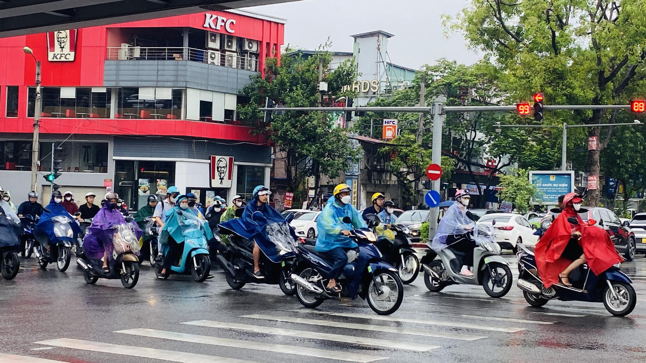 Người dân Thủ đô chật vật di chuyển trong cơn mưa kéo dài