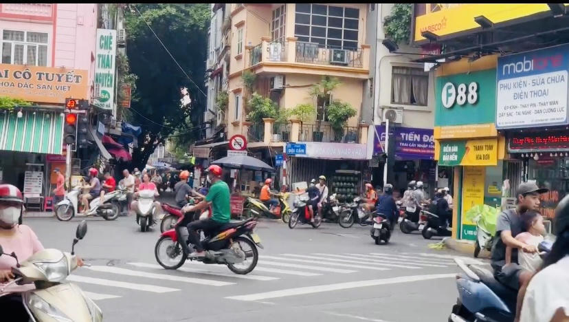 ‘Bất chấp’ tín hiệu đèn giao thông trên nhiều tuyến đường phụ Hà Nội