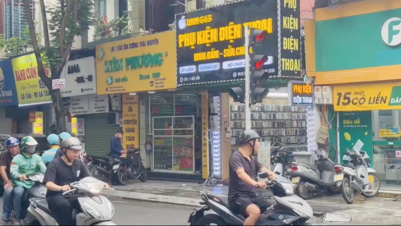 ‘Bất chấp’ tín hiệu đèn giao thông trên nhiều tuyến đường phụ Hà Nội