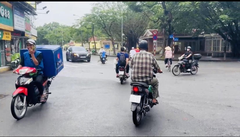 ‘Bất chấp’ tín hiệu đèn giao thông trên nhiều tuyến đường phụ Hà Nội