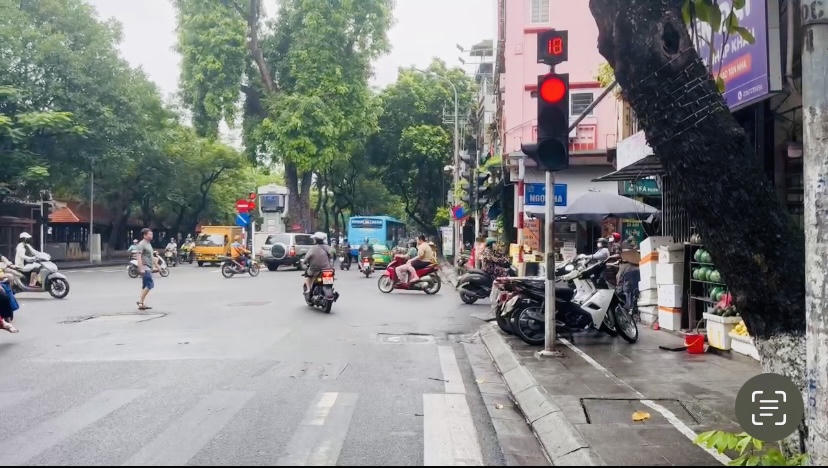 ‘Bất chấp’ tín hiệu đèn giao thông trên nhiều tuyến đường phụ Hà Nội