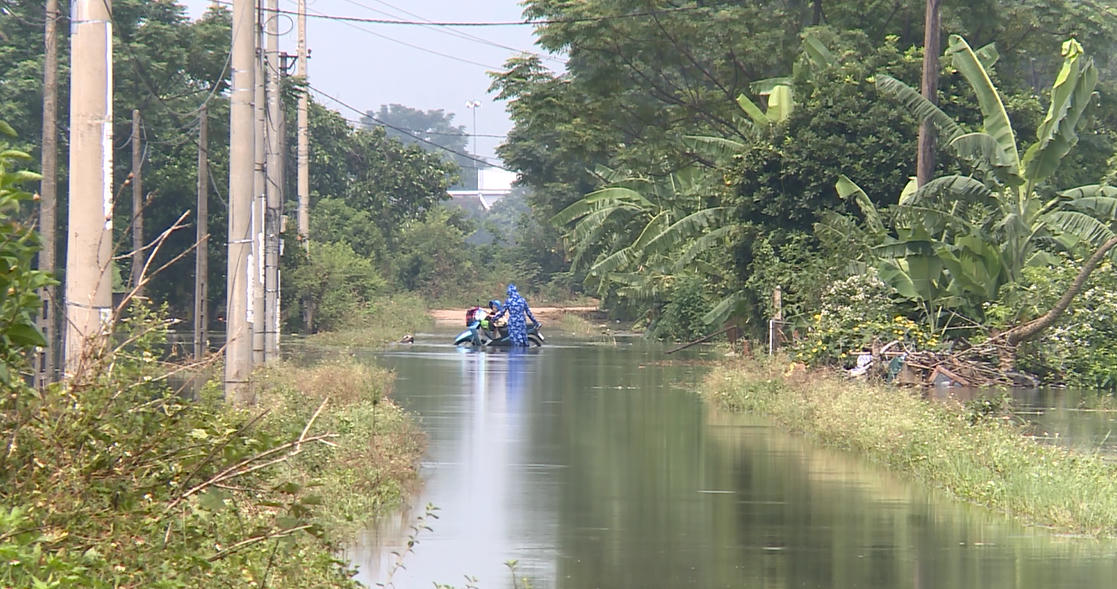 Còn cả nghìn hộ trong vùng lũ, Bí thư Hà Nội yêu cầu tiếp tục sơ tán dân 