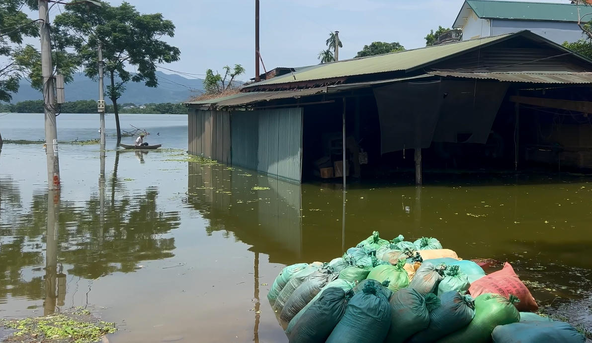 Còn cả nghìn hộ trong vùng lũ, Bí thư Hà Nội yêu cầu tiếp tục sơ tán dân 