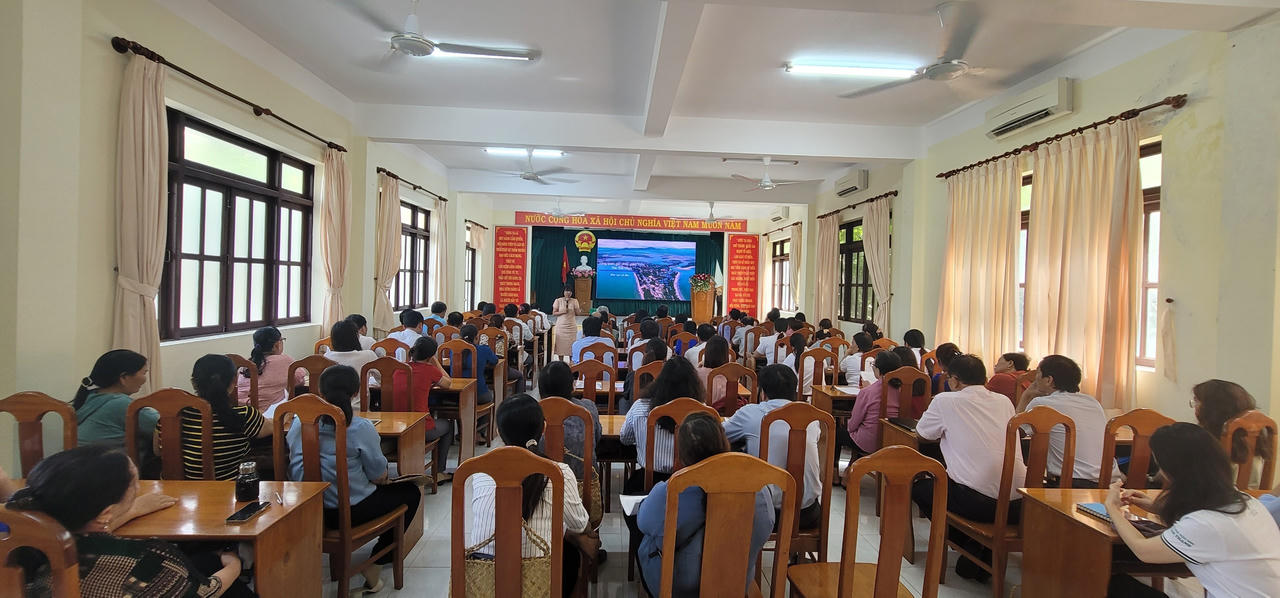 Giảm thải nhựa, bảo vệ môi trường huyện Phú Quý