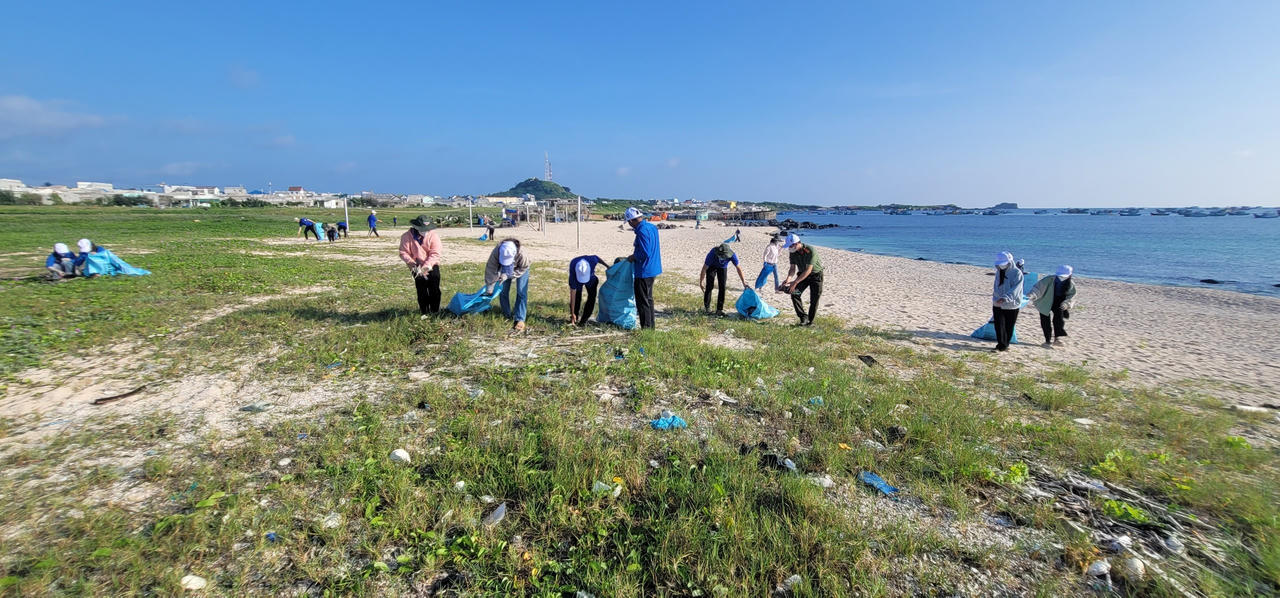 Giảm thải nhựa, bảo vệ môi trường huyện Phú Quý