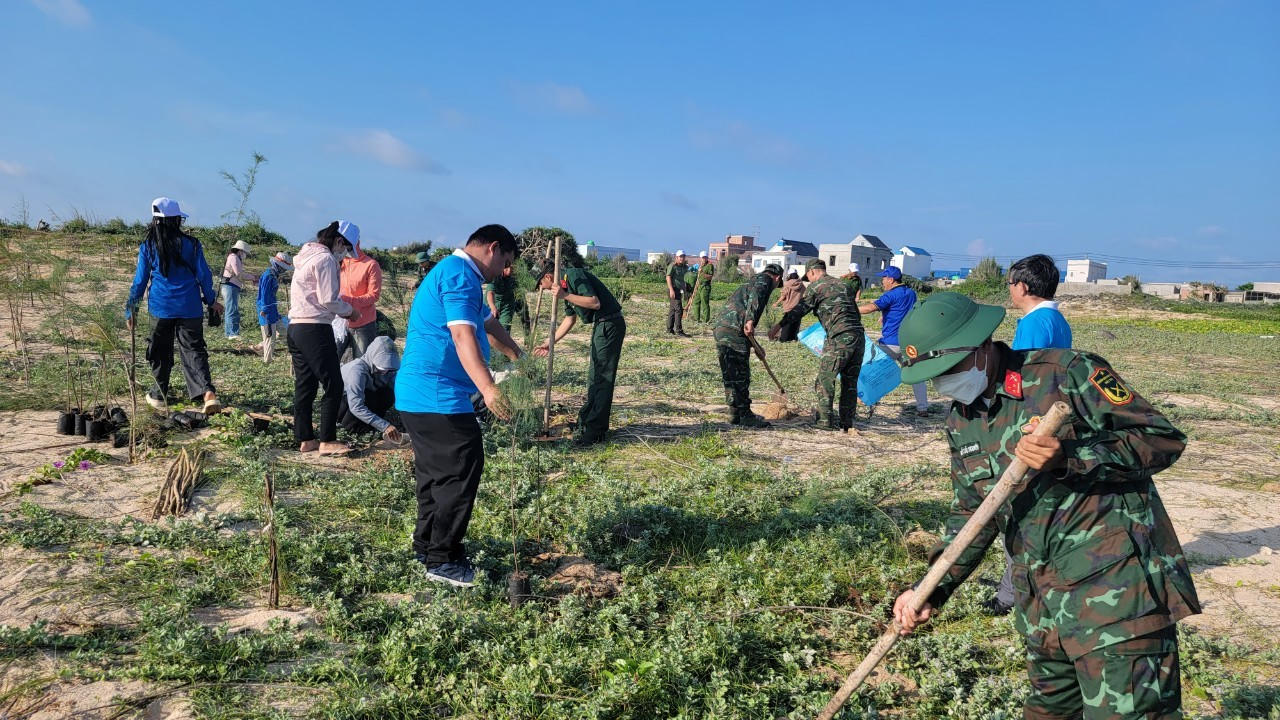 Giảm thải nhựa, bảo vệ môi trường huyện Phú Quý