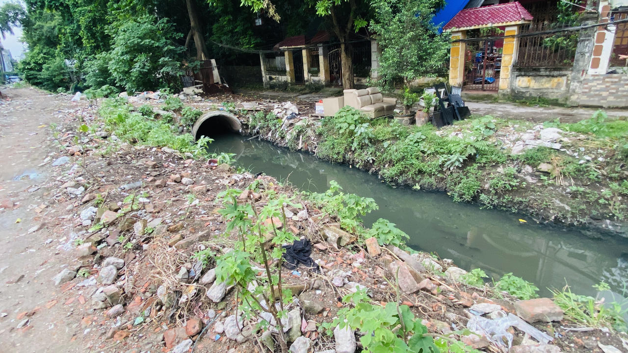 Khốn khổ sống chung với mương nước bốc mùi, đen ngòm giữa lòng Hà Nội