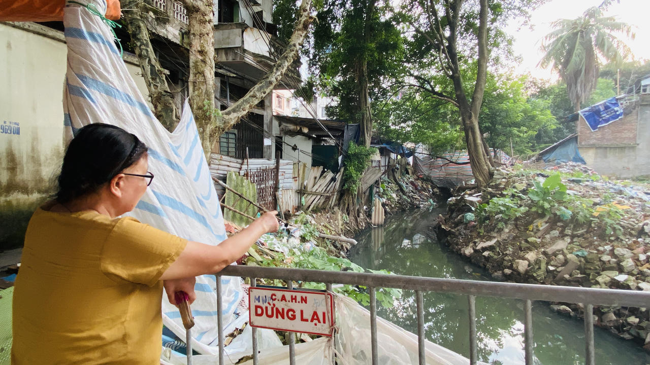 Khốn khổ sống chung với mương nước bốc mùi, đen ngòm giữa lòng Hà Nội