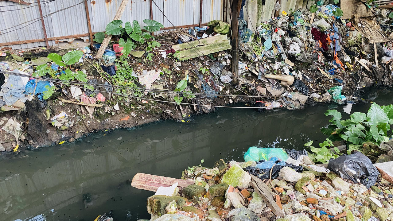 Khốn khổ sống chung với mương nước bốc mùi, đen ngòm giữa lòng Hà Nội