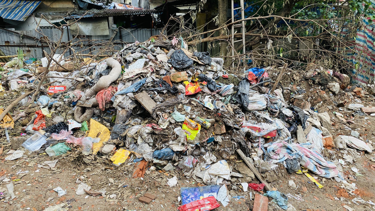 Khốn khổ sống chung với mương nước bốc mùi, đen ngòm giữa lòng Hà Nội