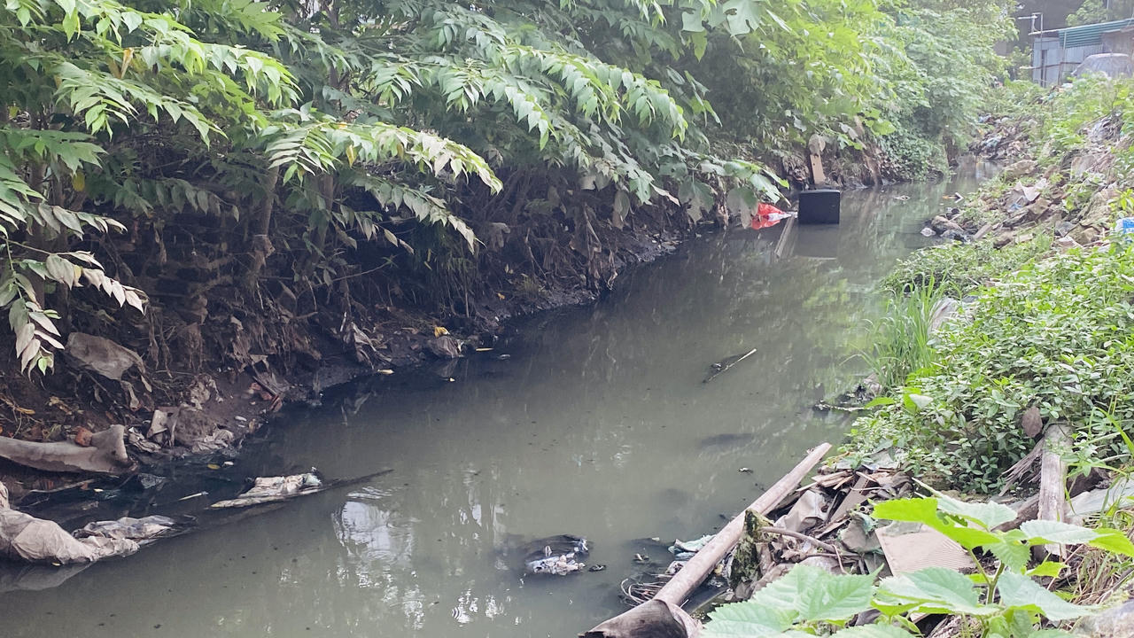 Khốn khổ sống chung với mương nước bốc mùi, đen ngòm giữa lòng Hà Nội