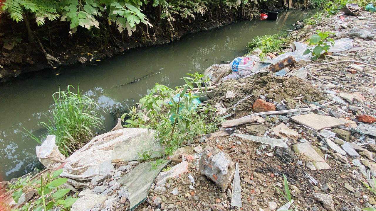 Khốn khổ sống chung với mương nước bốc mùi, đen ngòm giữa lòng Hà Nội