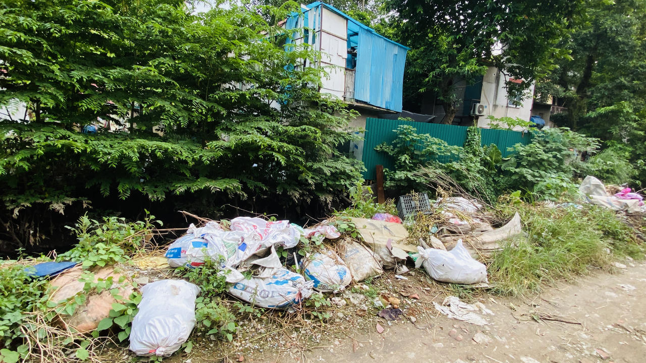 Khốn khổ sống chung với mương nước bốc mùi, đen ngòm giữa lòng Hà Nội