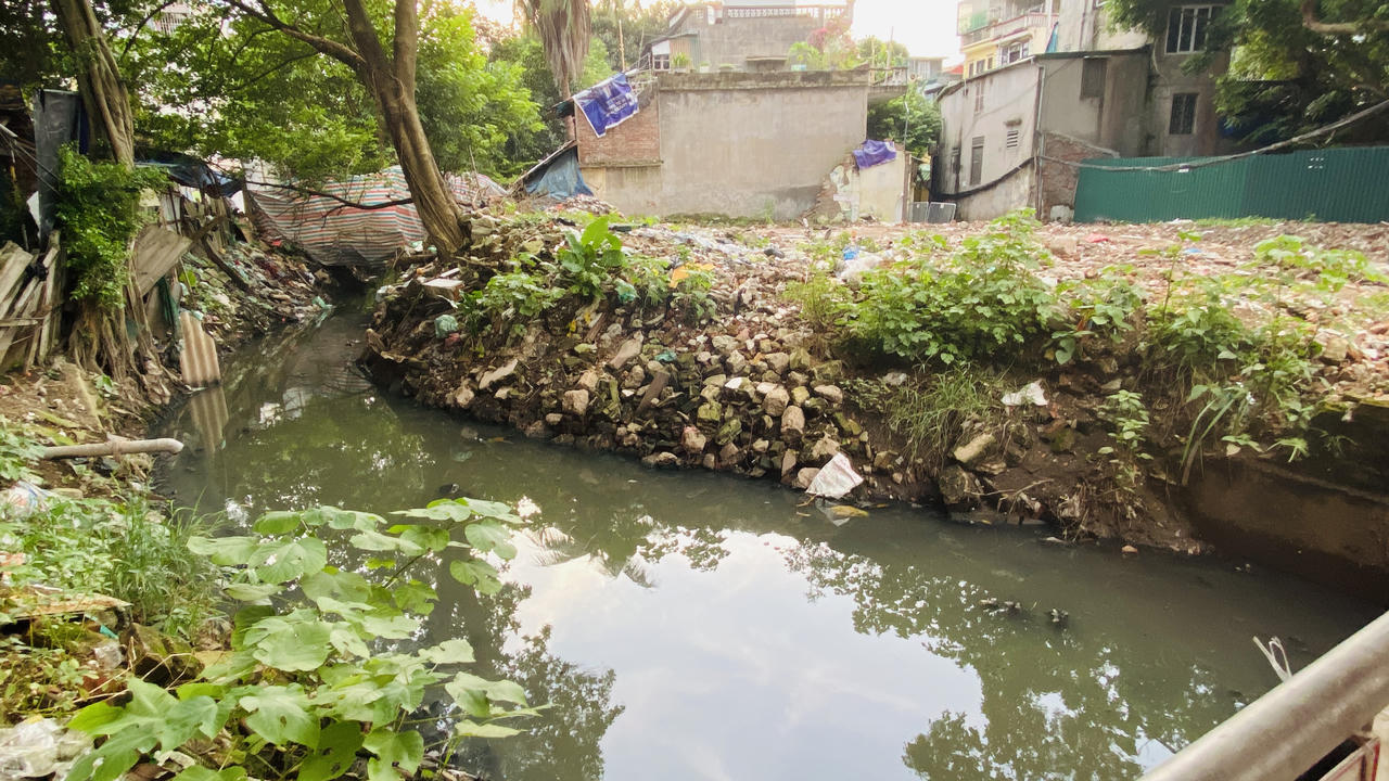 Khốn khổ sống chung với mương nước bốc mùi, đen ngòm giữa lòng Hà Nội
