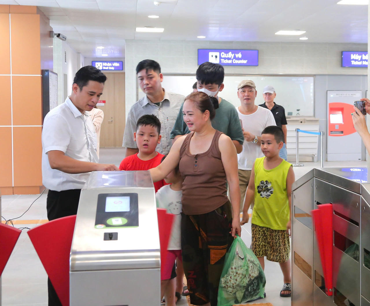 Metro Nhổn - ga Hà Nội đón hơn 12.000 khách trải nghiệm ngày đầu