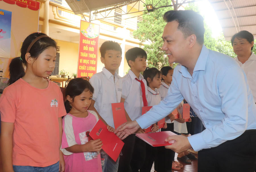 Chung sức giúp học trò nghèo vững bước đến trường