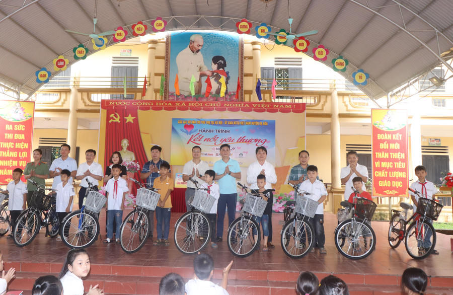 Chung sức giúp học trò nghèo vững bước đến trường