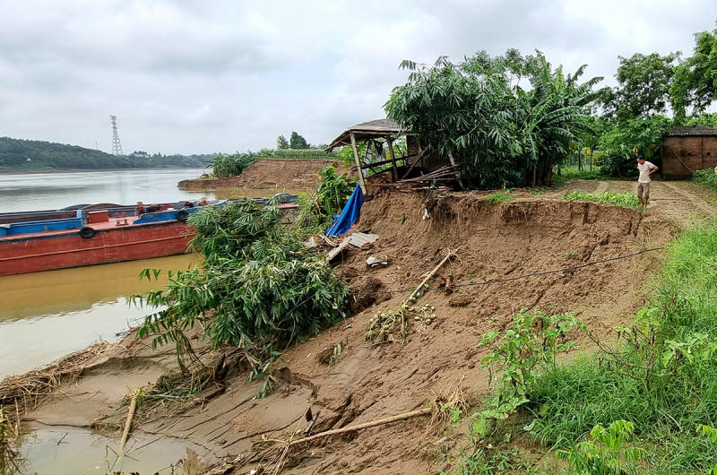 Phú Thọ: Xuất hiện nhiều điểm sạt lở bờ sông sát nhà dân