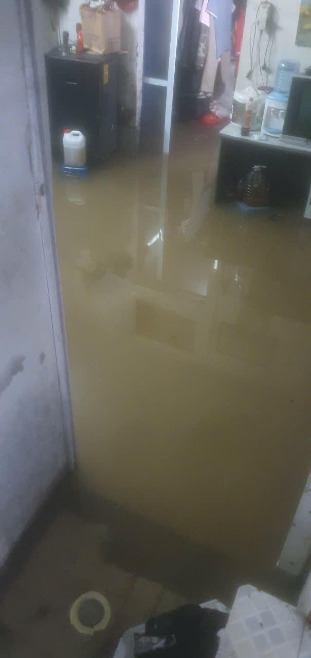 Cảnh 'đường như sông, nhà như ao' sau mưa lớn ở Hà Nội