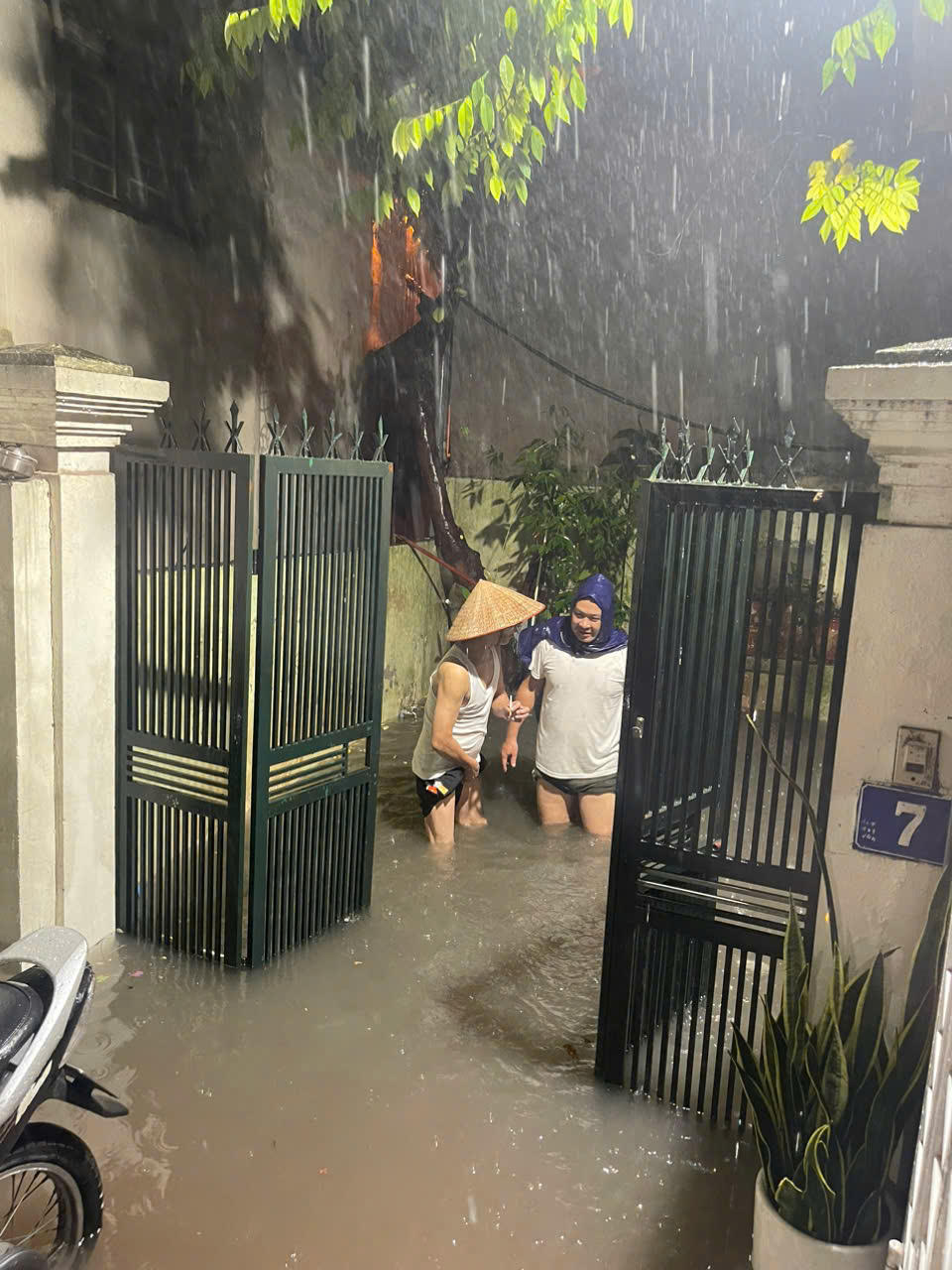 Cảnh 'đường như sông, nhà như ao' sau mưa lớn ở Hà Nội