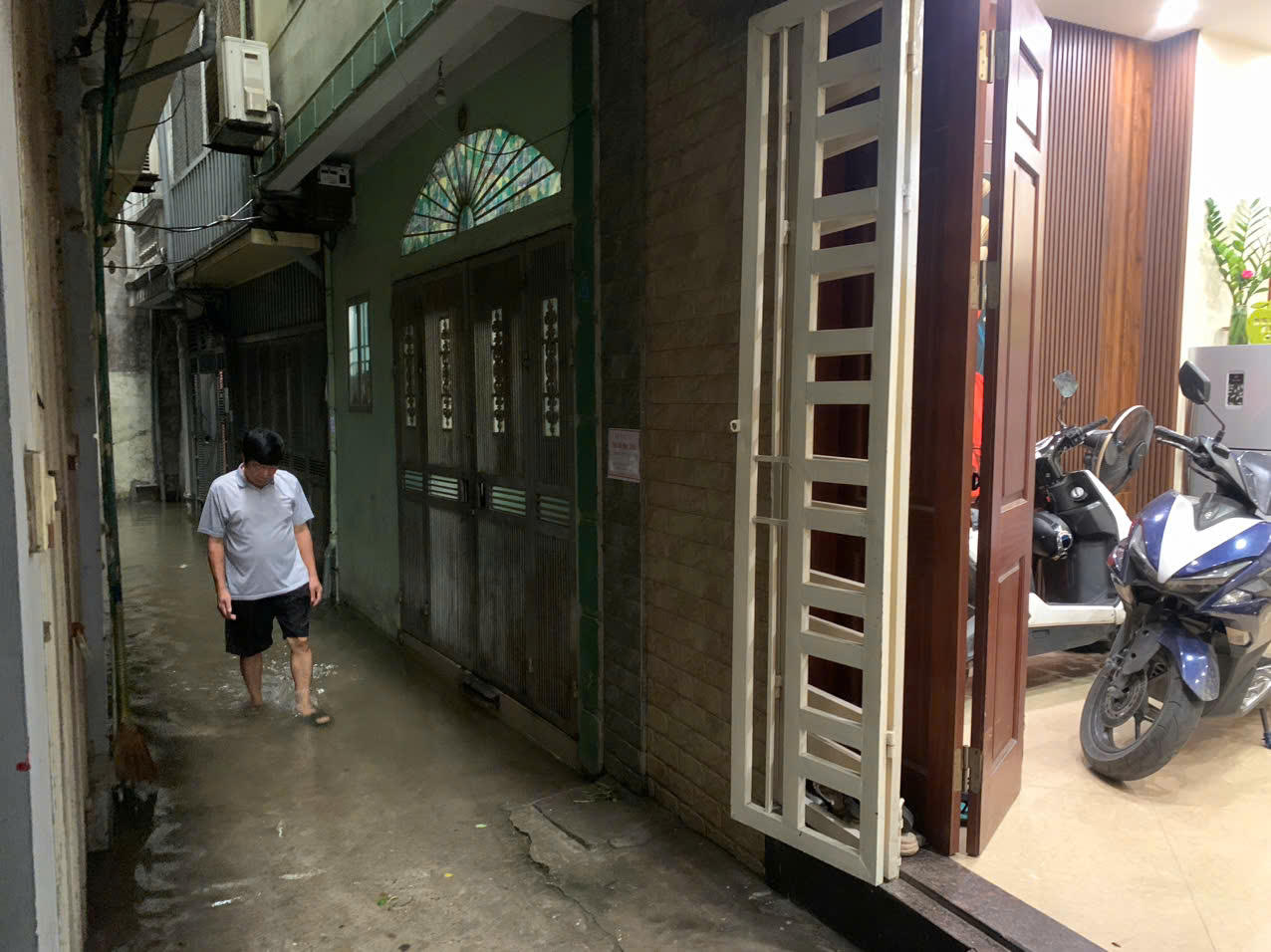 Cảnh 'đường như sông, nhà như ao' sau mưa lớn ở Hà Nội