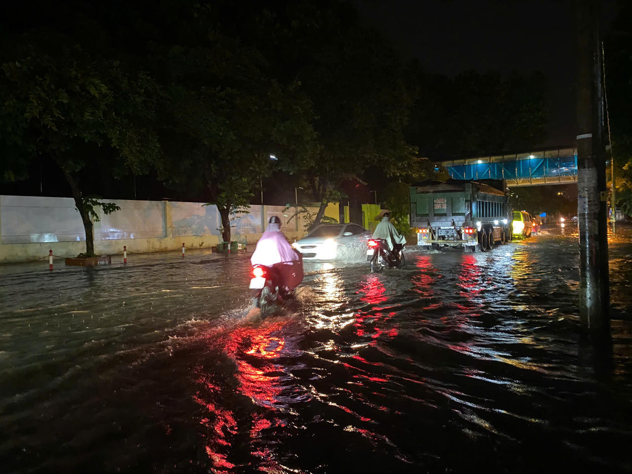 Cảnh 'đường như sông, nhà như ao' sau mưa lớn ở Hà Nội