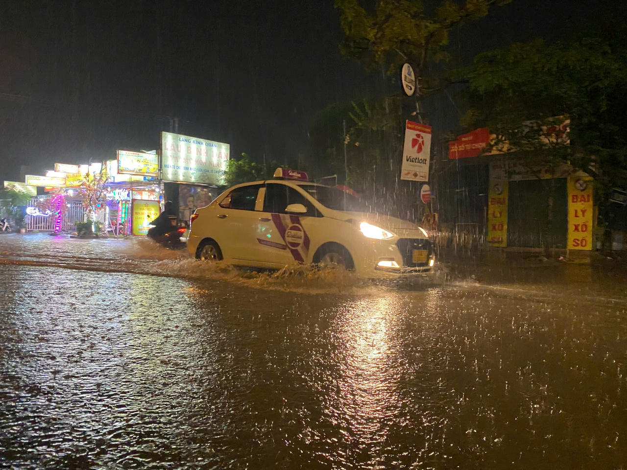 Cảnh 'đường như sông, nhà như ao' sau mưa lớn ở Hà Nội