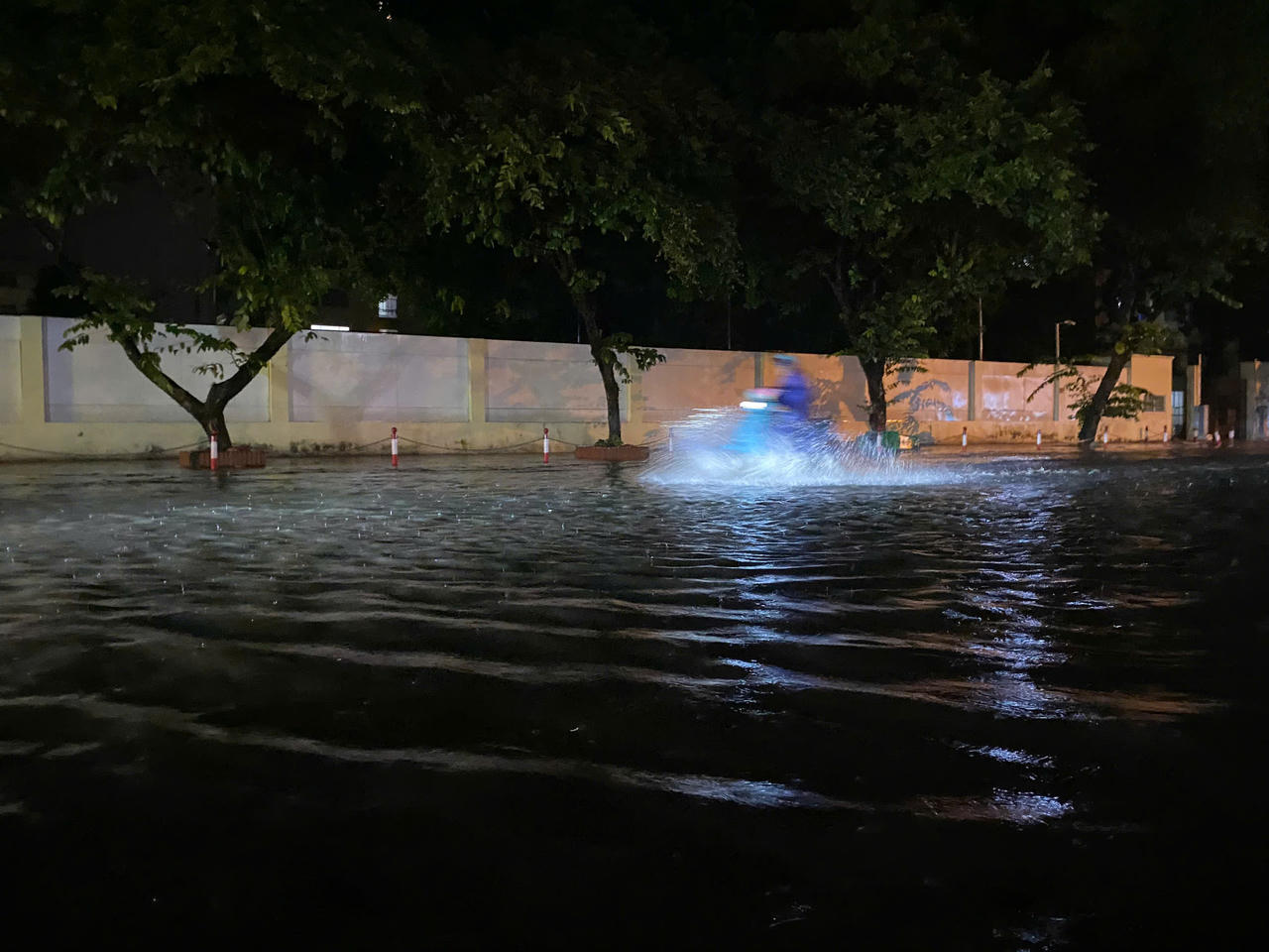 Cảnh 'đường như sông, nhà như ao' sau mưa lớn ở Hà Nội