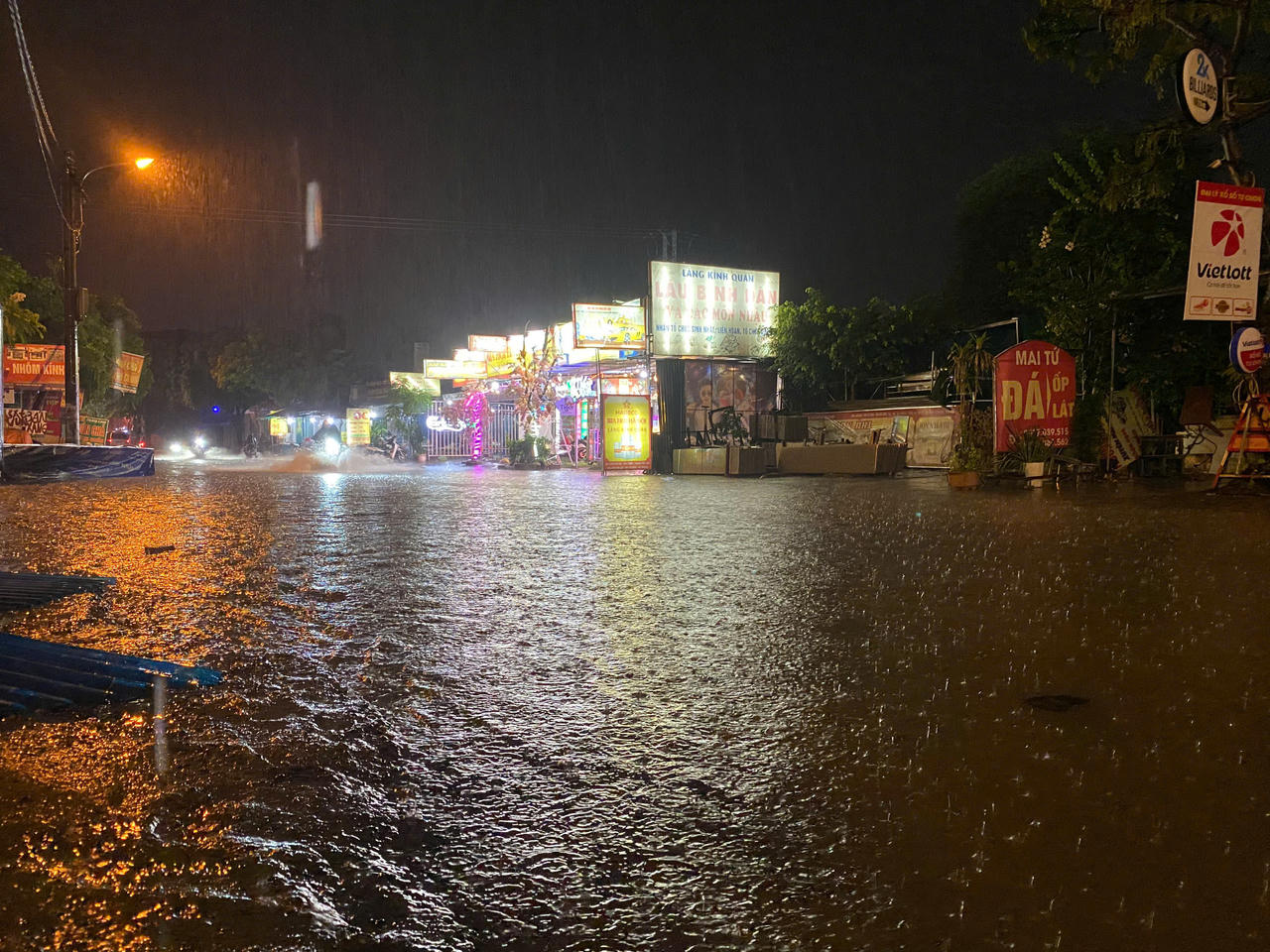 Cảnh 'đường như sông, nhà như ao' sau mưa lớn ở Hà Nội