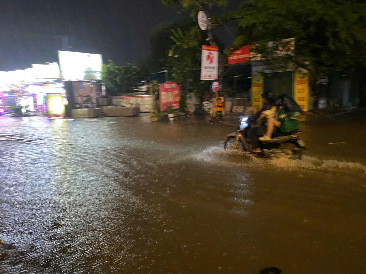 Cảnh 'đường như sông, nhà như ao' sau mưa lớn ở Hà Nội