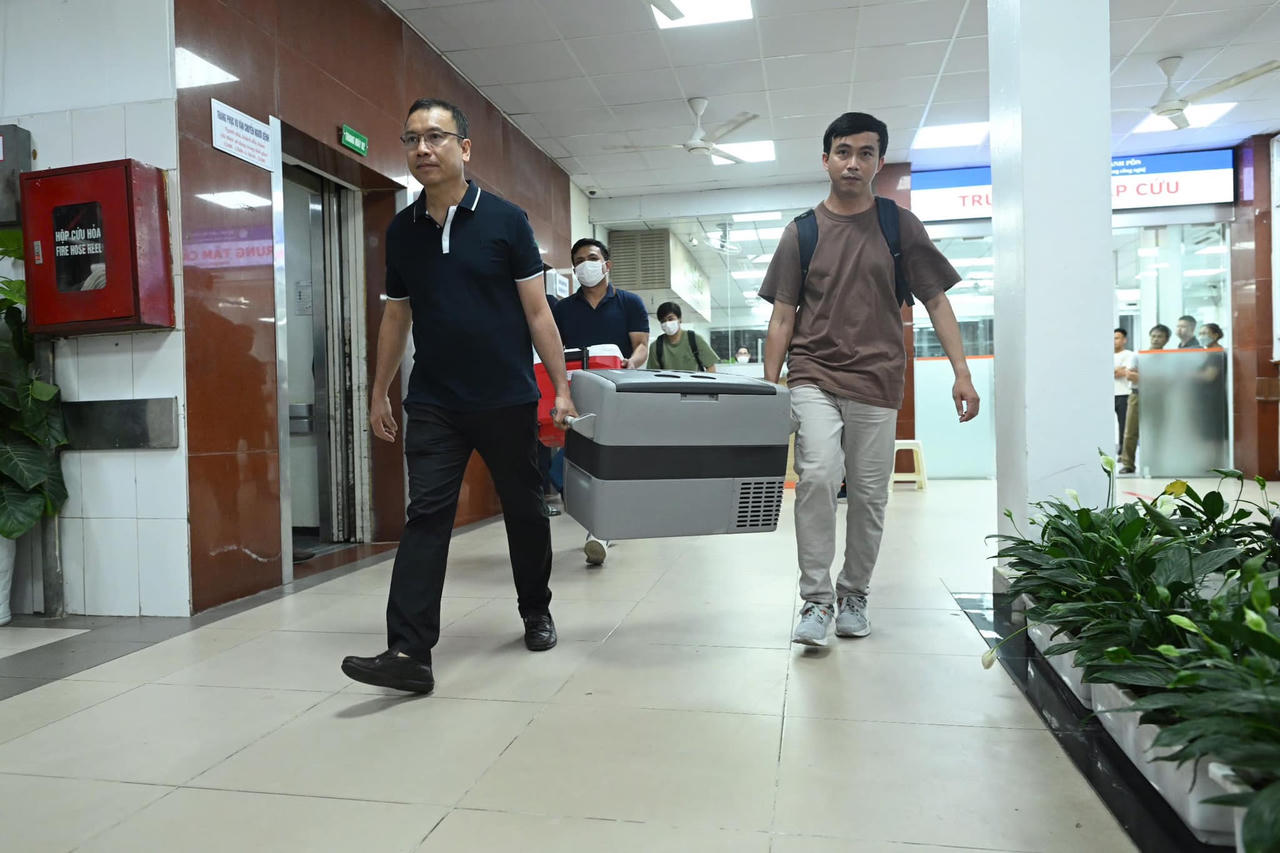 Gần 100 nhân viên y tế ghép tim xuyên Việt hơn 10 giờ